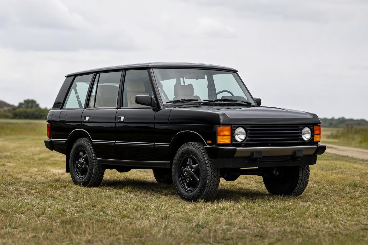 1993 Range Rover Classic Receives Thoughtful Restoration Without Losing Its Original V8