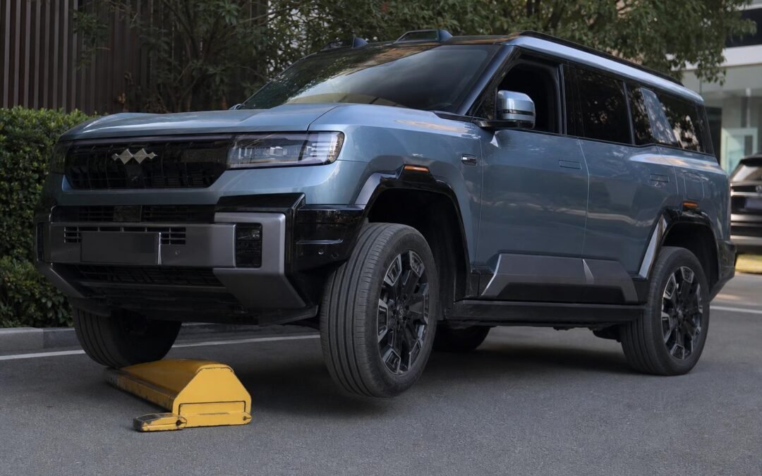 BYD Fangchengbao Bao 8 Uses Adjustable Suspension to Evade Parking Boot