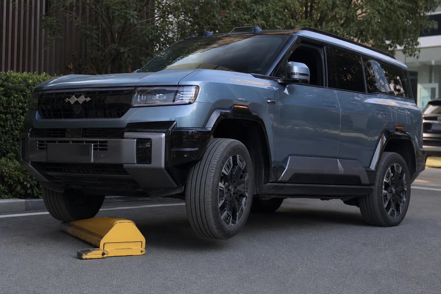 BYD Fangchengbao Bao 8 Uses Adjustable Suspension to Evade Parking Boot