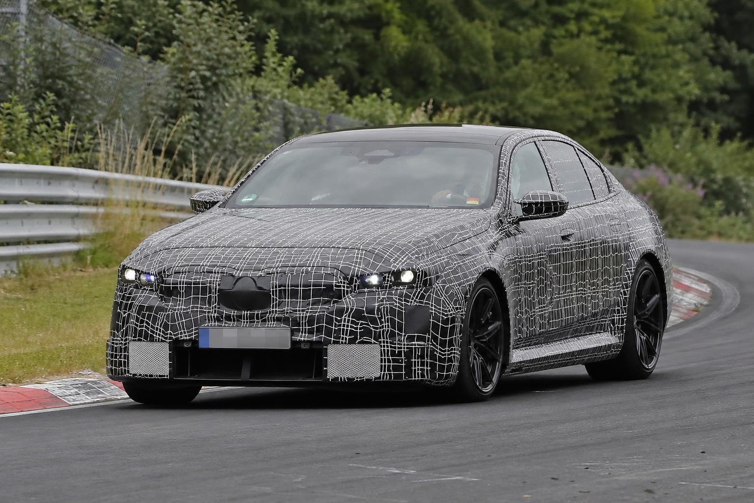 Facelifted-BMW-M5-Prototypes-Continue-Nyrburgring-Testing-Ahead-of-Expected-2027-Arrival Facelifted BMW M5 Prototypes Continue Nyrburgring Testing Ahead of Expected 2027 Arrival